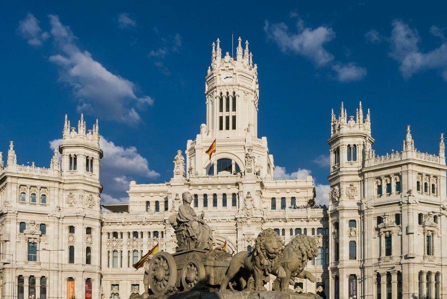 Alquiler de furgonetas sin conductor para conocer las maravillas de Madrid